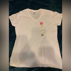 Classic TEE. NWT. White. Gildan. V-neck. Short Sleeve Casual T-shirt. LARGE